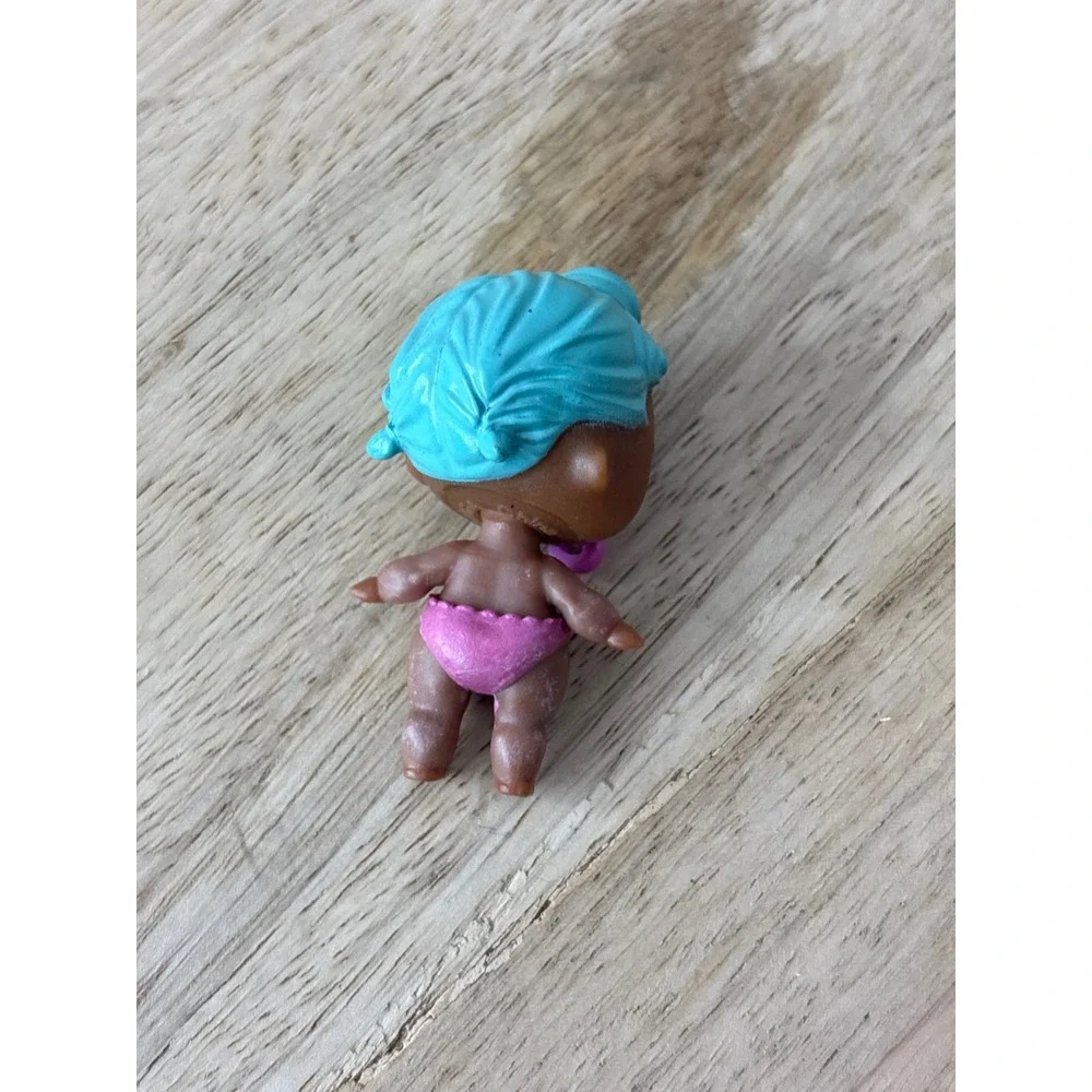 LOL Surprise Lil Sisters Lil Independent Queen Blue Hair Pink Pacifier Figure